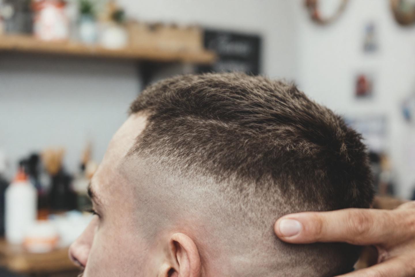 Fade vs taper : quelle coupe de cheveux choisir en 2025 ?